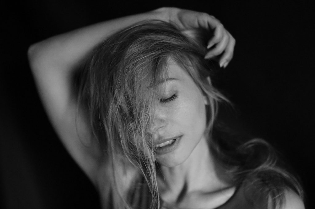 découvrez l'art du flirt : conseils, techniques et astuces pour séduire avec charme et aisance. apprenez à créer des connexions authentiques et à renforcer votre confiance en vous dans le monde de la séduction.